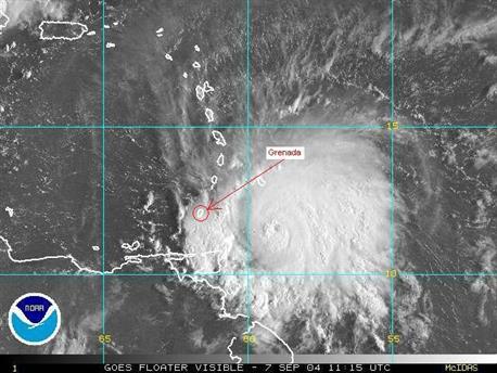 Das gefällt uns ganz und gar nicht ... der Hurrikan hat Kurs auf Grenada. Solch südliche Laufbahnen sind sehr selten. Soweit wir wissen, hatte Grenada den letzten Hurrikan vor 25 Jahren.

Obwohl unser Schiff in Grenada auf dem Land aufgebockt ist, verfolgen wir das Wetter ganz genau. Wir hoffen, das die Bahn des Hurrikans IVAN mehr nordwärts verläuft, als jetzt prognostiziert ...

Zum Foto: SO, 5.9.2004: IVAN, ein Hurrikan, welchem eine sehr südliche Laufbahn prognostiziert wird ..